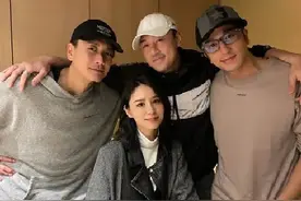 人生赢家！林峯带老婆同好兄弟聚会，张馨月被TVB三大男神包围图片