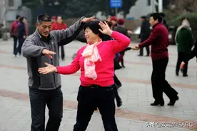 50岁女人以跳广场舞为由，偷会情人，丈夫发现后当场离婚图片