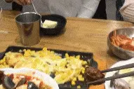 搞笑GIF：当着老婆的面给她的闺蜜夹菜，你可能就惹祸了图片