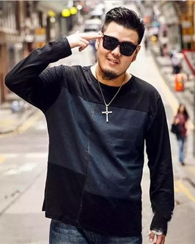 男人脸大应该理什么发型?