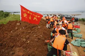 汪仁镇：全面抢险备料，迎战新一轮降雨图片