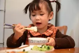 辟谣，孩子用筷子越早越好？过早过晚都无益，这个年龄学用最佳图片