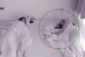 萌娃半夜饿了自己喝奶，喝完乖乖睡觉，网友：这是生了个天使吧图片