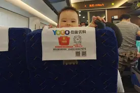 2岁“超早熟男生”坐高铁，抱着小姐姐就不撒手，分别后崩溃痛哭图片