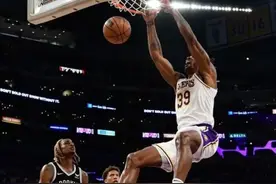 霍华德被罚出场前和哈登口角被吹技术犯规图片