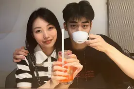 百万粉美女网红官宣恋情！晒甜蜜合影超般配，两人曾直播互相示爱图片