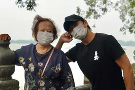 邓超晒母亲清晰正面照，妈妈烫染头发很时髦，母子抱树搞怪不断图片