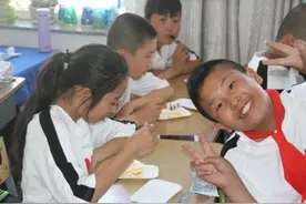 小学生改编《游子吟》，被妈妈追了三条街，网友看完：一点也不冤图片