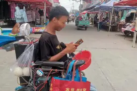 大集上的轮椅歌手 唱歌一天收了17块钱图片