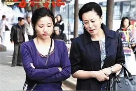 《万箭穿心》原著：挑扁担的李宝莉，为何有一个富太闺蜜图片