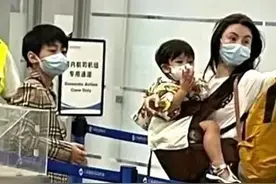 张柏芝素颜带三个儿子亮相，穿宽松的服装好疲惫，独自背儿无随从图片