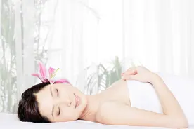 女人的最佳睡姿，不是仰卧和俯卧，长期坚持这种睡姿，身体更健康图片