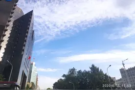 夏日的天空，蓝天白云还有彩虹，心也醉了图片