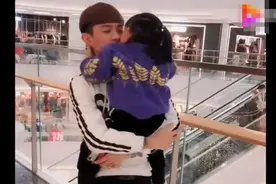 兄妹逛商场，妹妹向哥哥撒娇要抱抱，哥哥接下来里的反应暖化路人图片