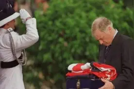 97年香港回归是啥样？港督女儿哭成泪人，英国王子面色铁青图片