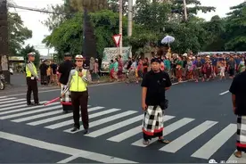 巴厘岛的传统警察——伯查朗图片