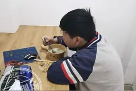 找到了！13岁男孩离家出走，竟6天呆在这个地方没离开过图片