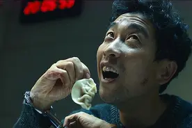 《解救吾先生》！王千源吃饺子这个镜头，无意中成为经典图片