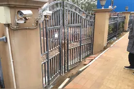 出行难！郑州一小区新修道路高出小区地面1米，相关部门：已有初步解决方案图片