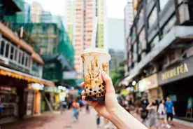 “秋天的第一杯奶茶”到底什么梗？来得猝不及防图片