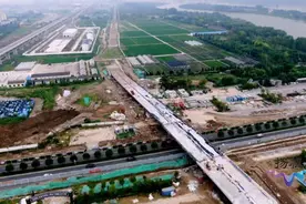 扬州东部综合客运枢纽建设提速 站西路上跨新万福路立交工程桥梁贯通图片