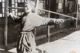 清朝刑罚老照片：图4犯人跪在铁索上痛苦万分，图8女子无法动弹图片