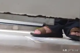 恐怖视角！女子厕所内拍下“色狼”跪地偷窥全过程！图片