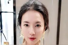 52岁冻龄女神刘叶琳，成功横渡马六甲海峡，与儿子的合影似情侣图片