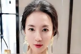 52岁冻龄女神刘叶琳，成功横渡马六甲海峡，与儿子的合影似情侣图片