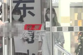 姚笛老公被曝出轨？深夜约会美女送鲜花，两人手挽手超亲密图片