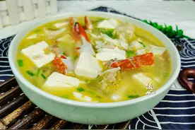 20块钱买了1只螃蟹，不舍得清蒸，煮汤味道鲜美，吃得更过瘾图片