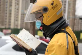 外卖小哥送餐途中自己“加餐”！日照这一幕让人动容！图片