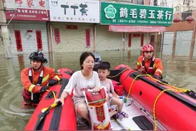 “池塘水满了，雨也停了”“突围”路，男孩在搜救艇上唱了首歌图片