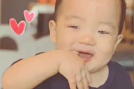 为新手妈妈解惑：娃吃手手“上瘾”要不要戒？看完利弊父母就清楚图片