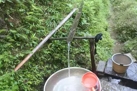 为什么山上有流不完的水？你眼前的“巨型水塔”正在罢工图片