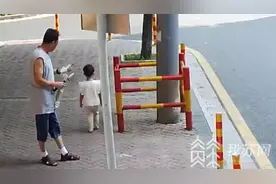 两岁女童光脚走在大街上 幸好遇到了他图片