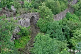 贵州深山一老人隐居山顶41年，养鸡种菜，大家说这里是人间天堂图片