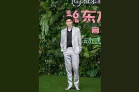 蔡徐坤把黑丝带系在脖子上，演绎帅气成熟魅力图片