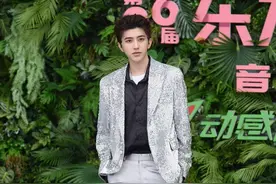 蔡徐坤把黑丝带系在脖子上，演绎帅气成熟魅力图片