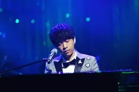 原来这位男歌手是外国人，曾参加芒果台《歌手》第一个被淘汰图片