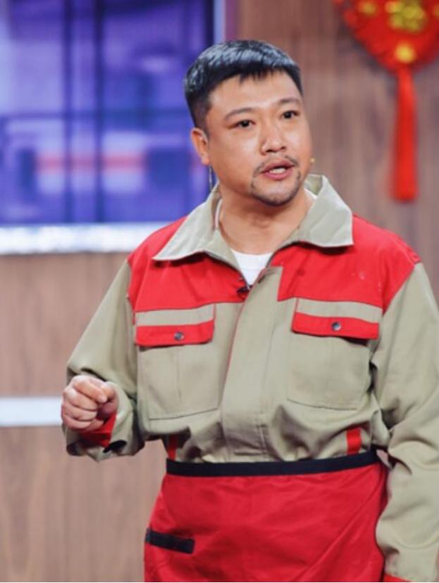 "喜剧接班人"贾冰:35岁辞去副处级工作,娶美女妻子,人生赢家