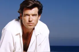 皮尔斯布鲁斯南对200斤老婆甜笑，沙滩日光浴，胡子全白依旧帅气图片