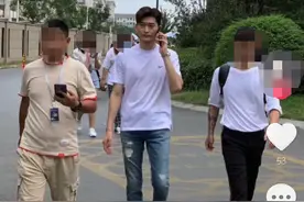 35岁张翰拍戏排场大，获多名助理跟随，工作人员驱赶宝妈惹争议图片