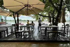 吃火锅看海？强降雨让泰国这家“乘风破浪”火锅店火了图片