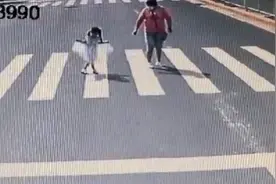 郑州小女孩向礼让司机行公主礼，网友：弯腰提裙子好标准图片