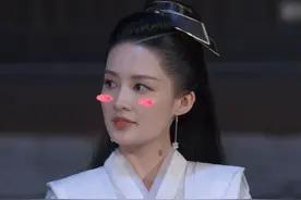 李沁自曝最重时92斤，再看黄景瑜把她单手举起，一般女生真比不了图片