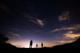 成年人的世界，没有黑白分明，它是灰色，也是彩色图片