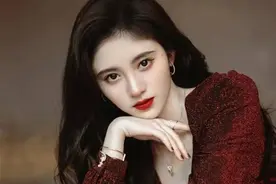 鞠婧祎的官方照一直都很惊艳，为什么全身照却总是让她颜值大减图片