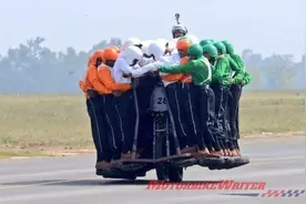 印军一辆摩托车侧翻，摔下58人场面壮观！太会玩，创造了世界纪录图片