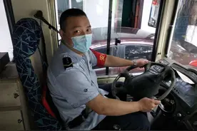 糊涂家长错让5岁女儿单独上公车 驾驶员带她找妈妈图片